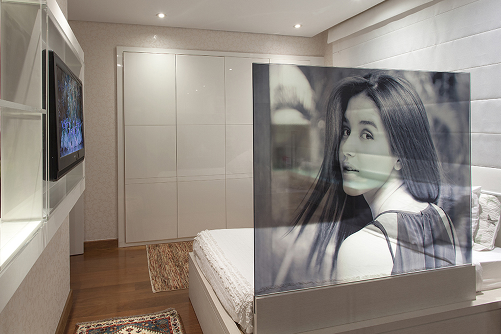 Fotografia inserida em painéis de vidro translúcido  que divide o ambiente
